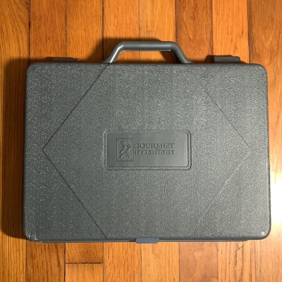 Gourmet traditions, 19 piece knife, set new in box. Comes with sharpener. - Picture 4 of 5